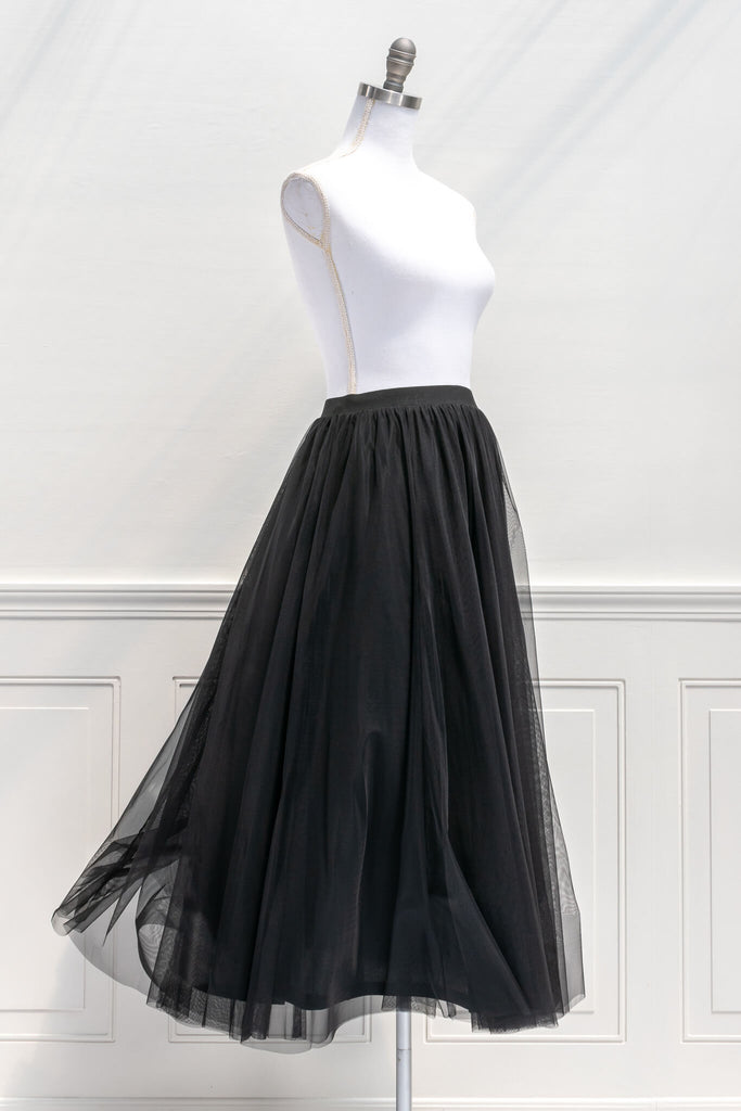 feminine aesthetic clothing - a long maxi skirt in black color and tulle fabric - french girl autumn style - amantine - quarter view