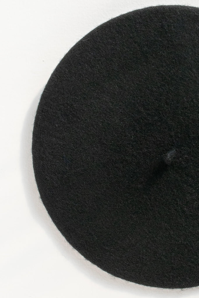 classic french beret - lightweight up close