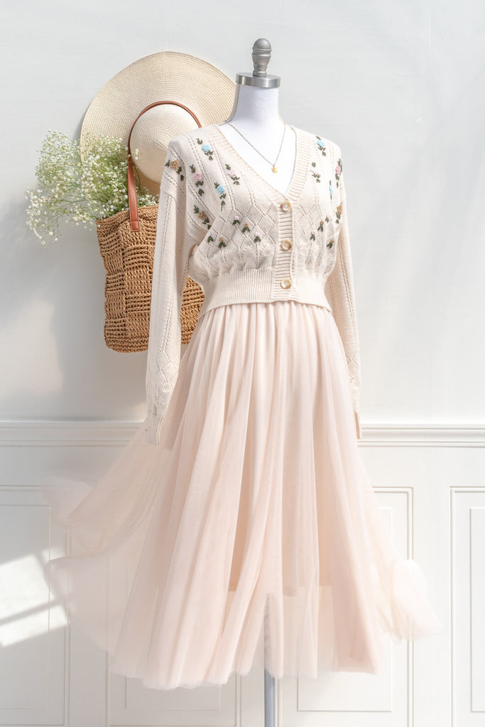 feminine outfit with a french style dainty feminine sweater and a tulle skirt, all cream color. Amantine.