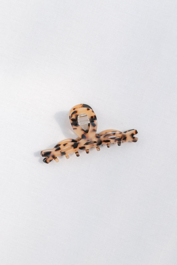 french girl style hair claw clip in tortoise shell - amantine - aesthetic accessories