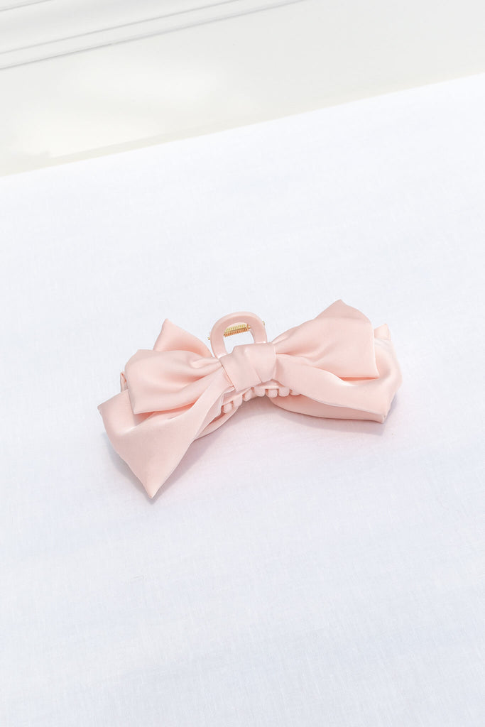 aesthetic accessories - feminine style - a set of hair claw clips in pink, black, and white - amantine - french style 