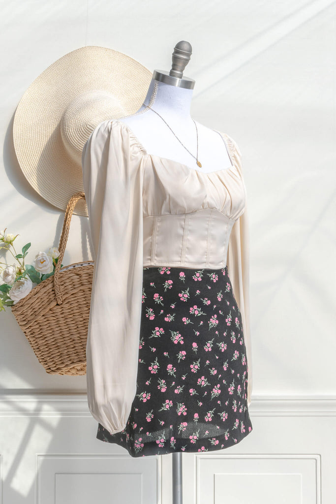 short skirt - cottagecore outfit for spring. amantine. 