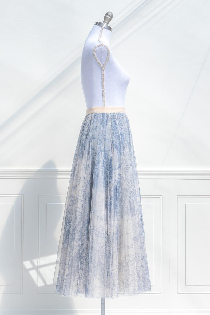 cottagecore outfit ideas - a toile skirt made of tulle. side view. 