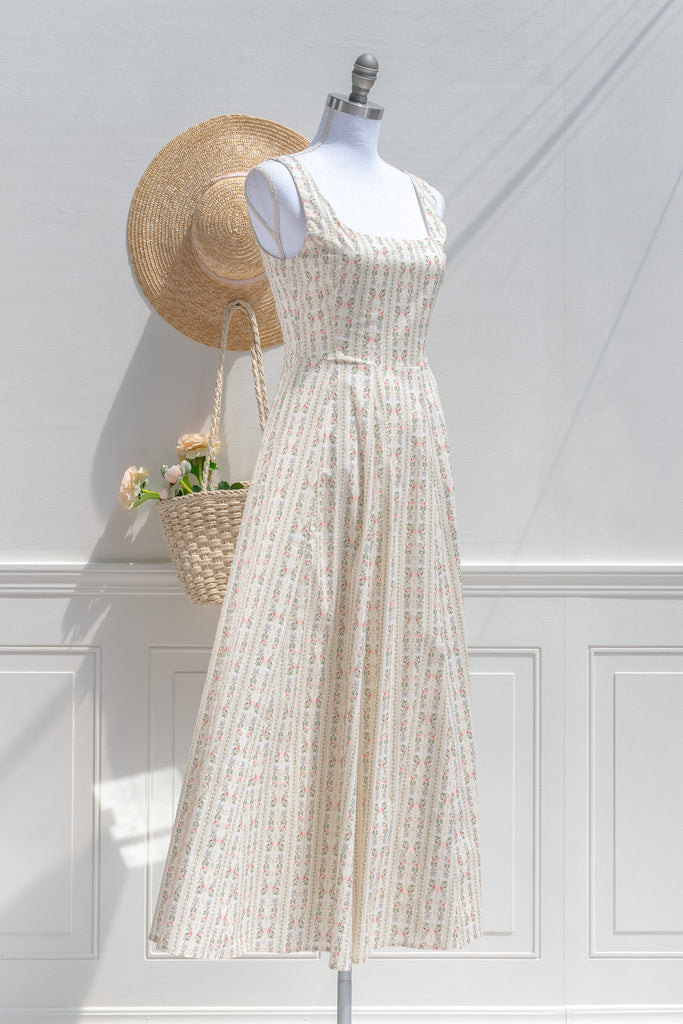 pretty dresse / cottagecore style. a cute floral dress for spring. side view. 