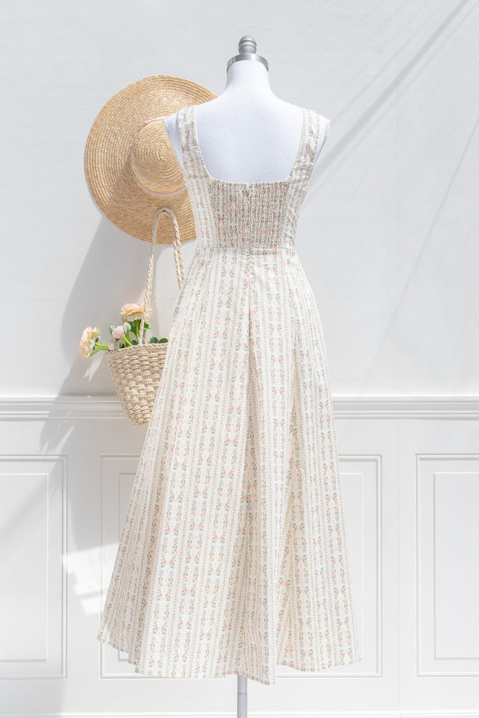 pretty dresse / cottagecore style. a cute floral dress for spring. back view. 