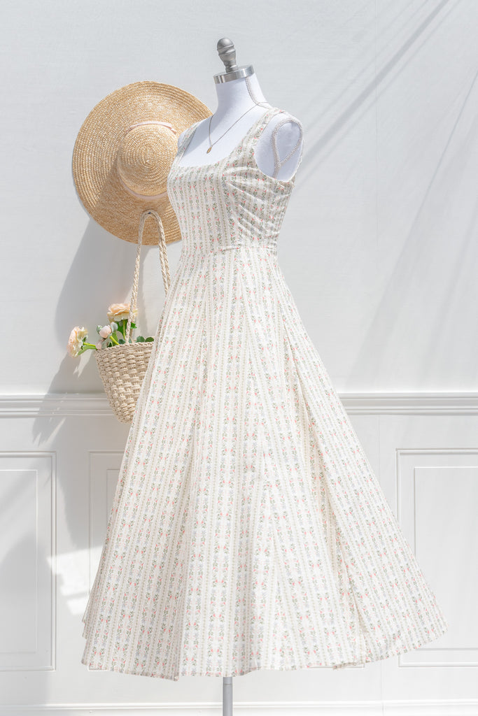 pretty dresse / cottagecore style. a cute floral dress for spring. front view. 