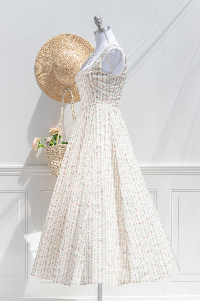 pretty dresse / cottagecore style. a cute floral dress for spring. 3/4 side view of dress on spinning mannequin. 