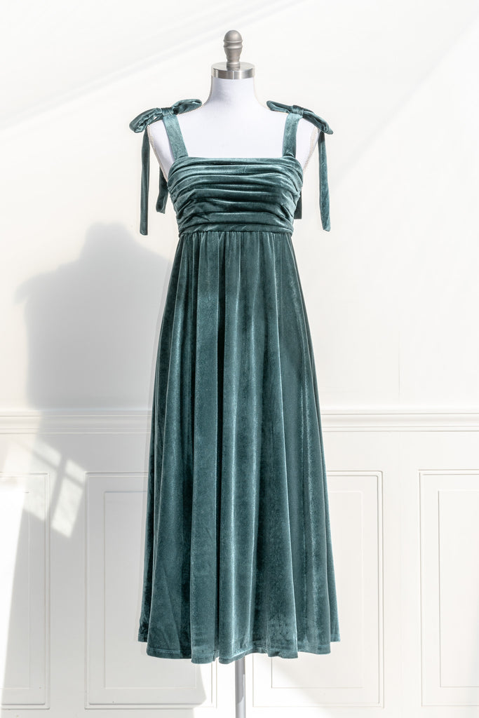 cute dresses - green velvet dress for holidays. elegant cute dresses for holiday party. 