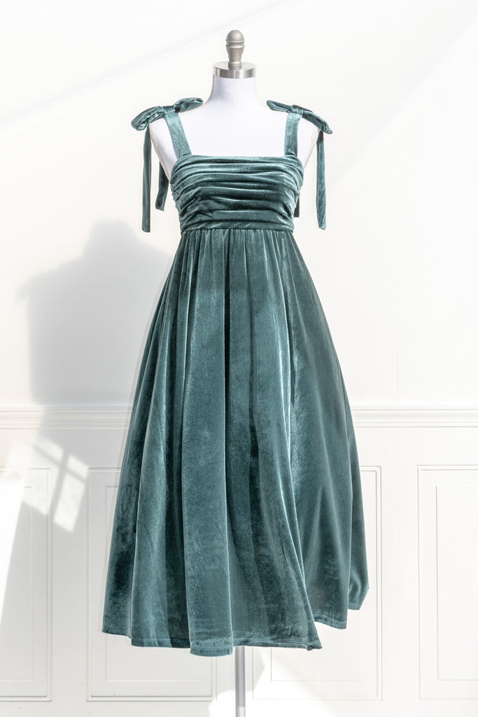 cute dresses - green velvet dress for holidays. elegant cute dresses for holiday party. 