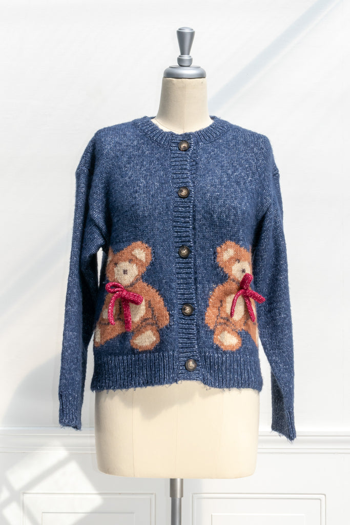 cute sweater for fall with a cute print of a teddy bear and bow. Blue cardigan long sleeve. Fall outfits cottagecore. front view. amantine. 