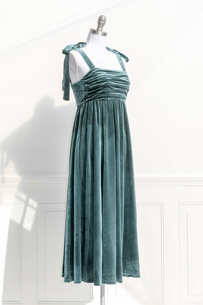 cute dresses - green velvet dress for holidays. elegant cute dresses for holiday party. 