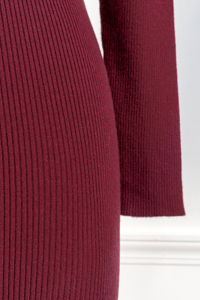 burgundy knit dress with long sleeves. french style dress. amantine. fabric view. 