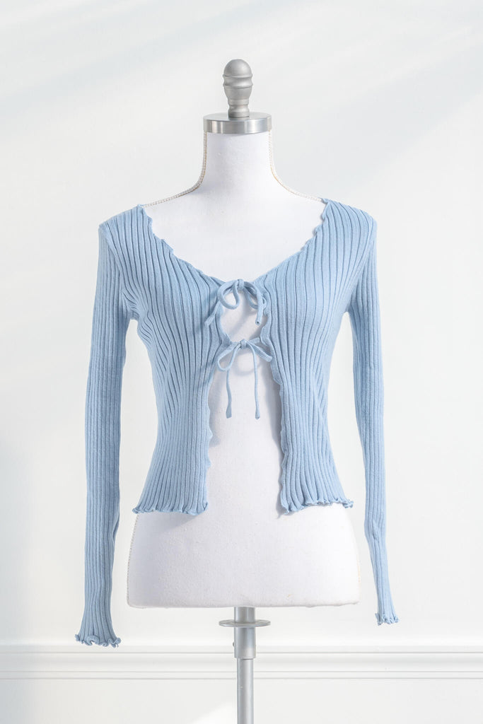 feminine tops with a french and vintage style - a light baby blue front tie top with scalloped edges - front view - amantine.