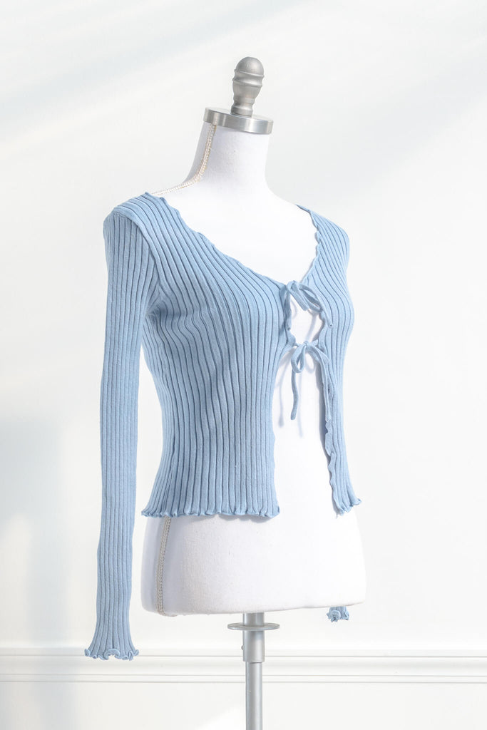 feminine tops with a french and vintage style - a light baby blue front tie top with scalloped edges - quarter view - amantine.