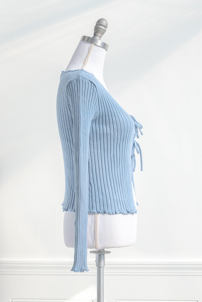 feminine tops with a french and vintage style - a light baby blue front tie top with scalloped edges - side view - amantine.