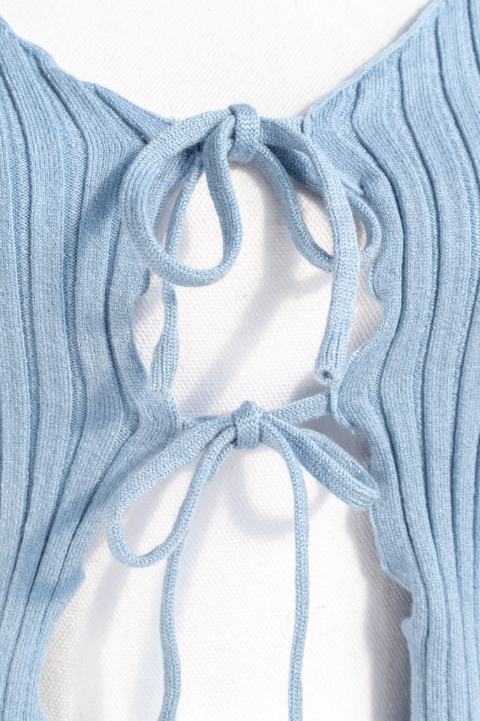 feminine tops with a french and vintage style - a light baby blue front tie top with scalloped edges - front tie view - amantine.