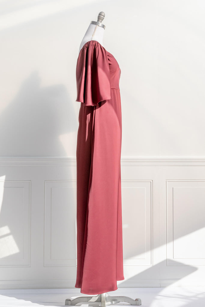 an elegant holiday dress inspired by elegant french dresses - a 3/4 sleeve burgundy silky dress with a v neckline and a long skirt. side view - amantine.