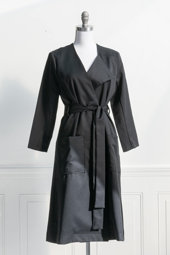 lightweight long jacket with large front pockets, and button up front. Parisian-chic day-to-night look. front view. amantine.