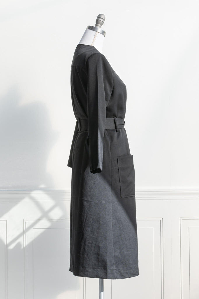 lightweight long jacket with large front pockets, and button up front. Parisian-chic day-to-night look. side view. amantine.