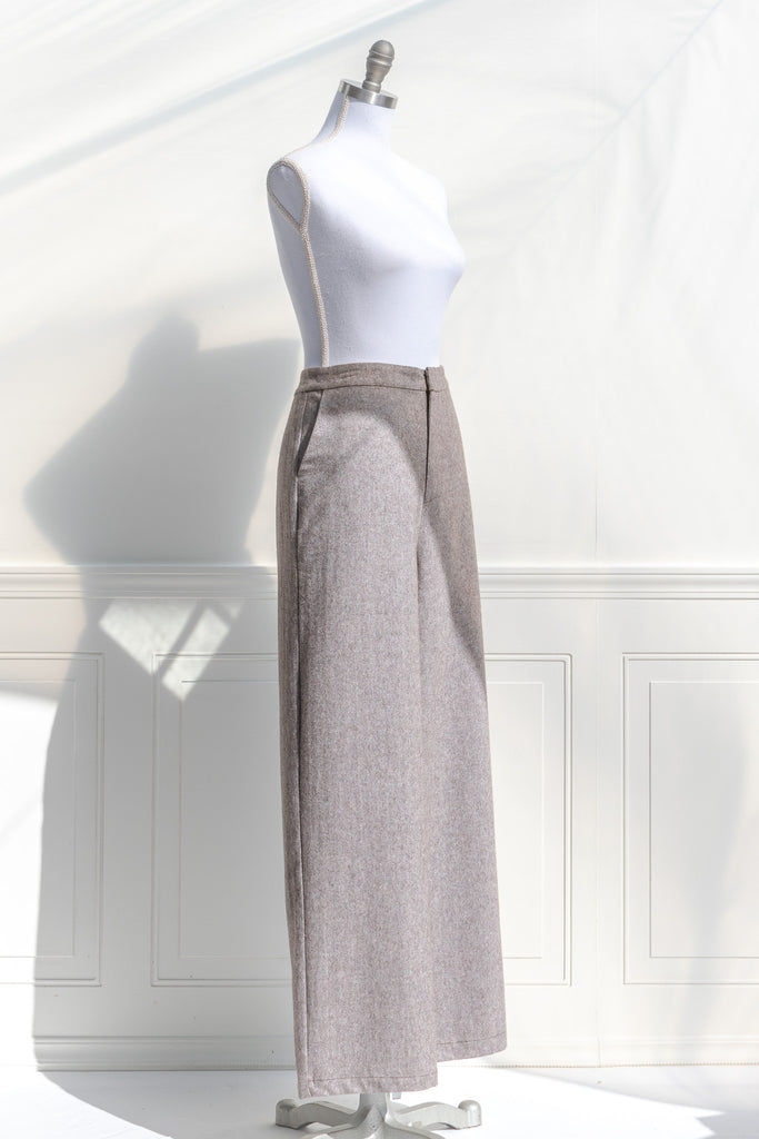 french girl style trousers. wide leg taupe pants with pockets. side view. 