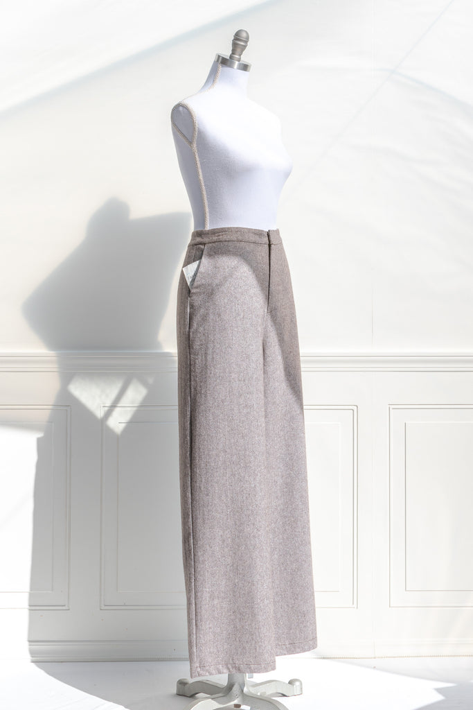 french girl style trousers. wide leg taupe pants with pockets. side view. 