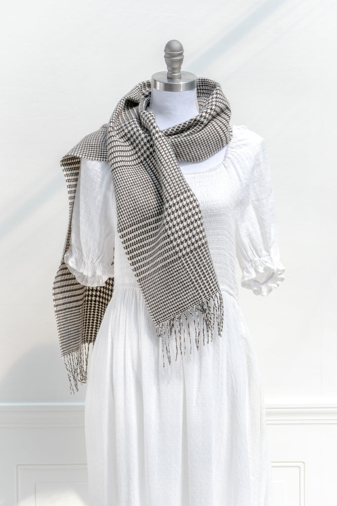 french style wide scarf in black and white houndstooth pattern. 