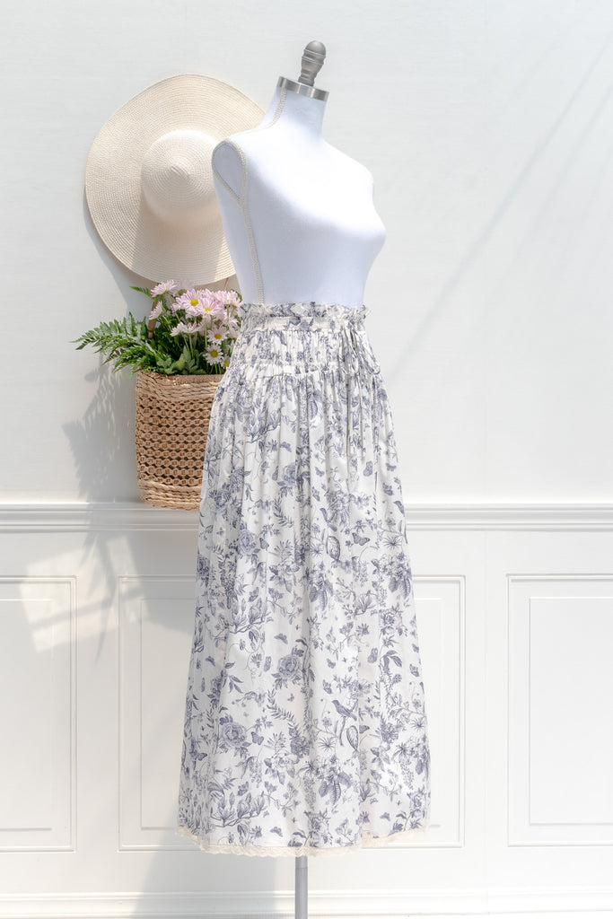 types of skirts. a toile print skirt in cotton. blue on white. perfect for summer. airy and comfortable. 3/4 side view. 